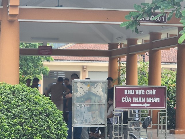 Người thân khóc ngất khi nhận diện thi thể nạn nhân vụ cháy ở Trung Kính-3