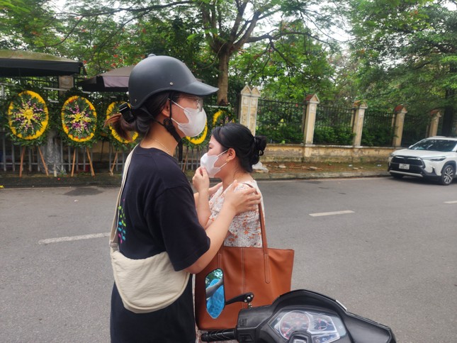 Người thân khóc ngất khi nhận diện thi thể nạn nhân vụ cháy ở Trung Kính-4