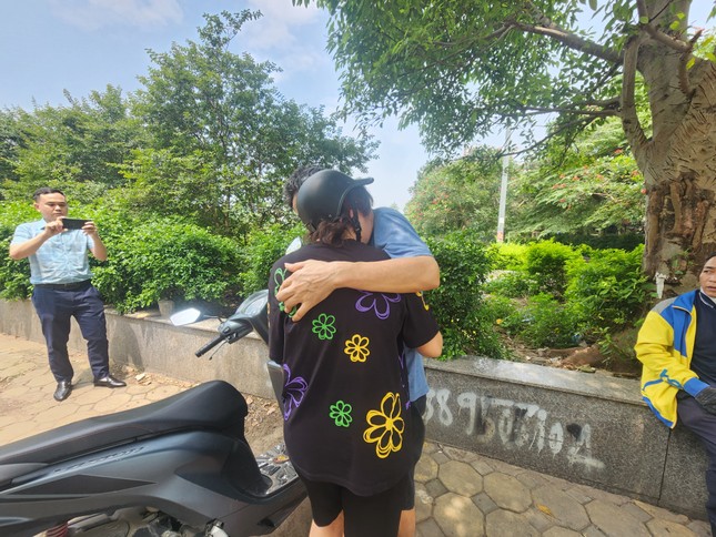 Người thân khóc ngất khi nhận diện thi thể nạn nhân vụ cháy ở Trung Kính-5