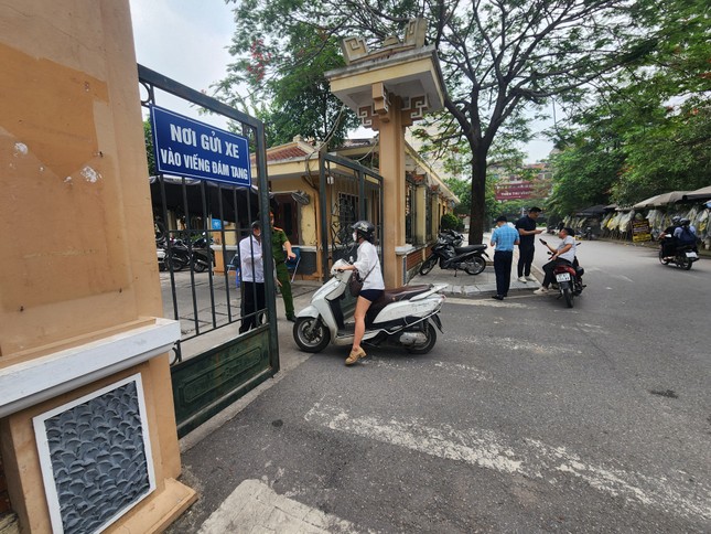 Người thân khóc ngất khi nhận diện thi thể nạn nhân vụ cháy ở Trung Kính-7