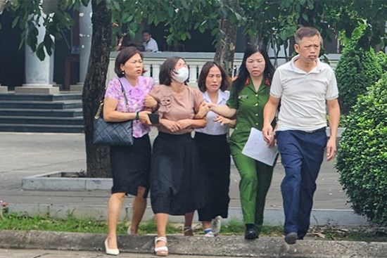 Người thân khóc ngất khi nhận diện thi thể nạn nhân vụ cháy ở Trung Kính