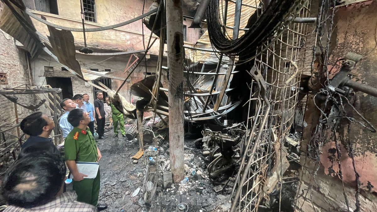 Cảnh tan hoang trong ngôi nhà cháy ở Hà Nội làm 14 người chết-5