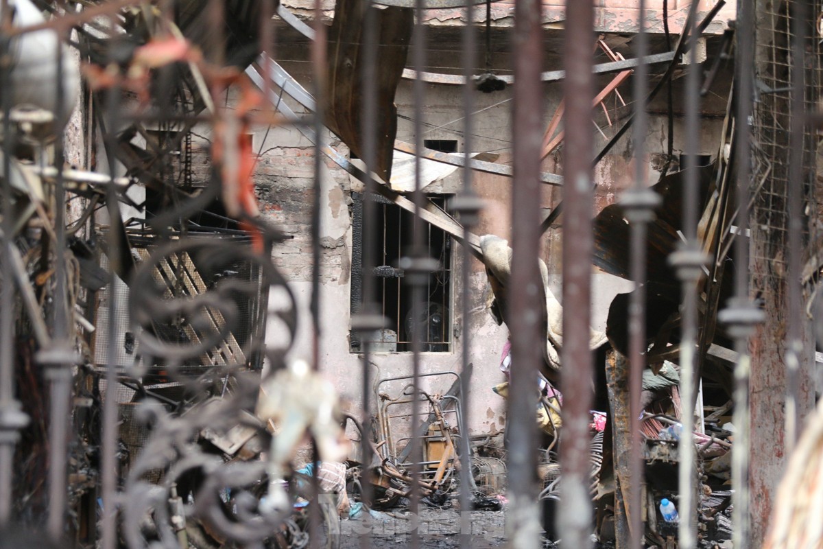 Cảnh tan hoang trong ngôi nhà cháy ở Hà Nội làm 14 người chết-6