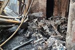 Hai vợ chồng thoát chết trong vụ cháy ở Trung Kính nhờ những miếng vải thấm nước-3