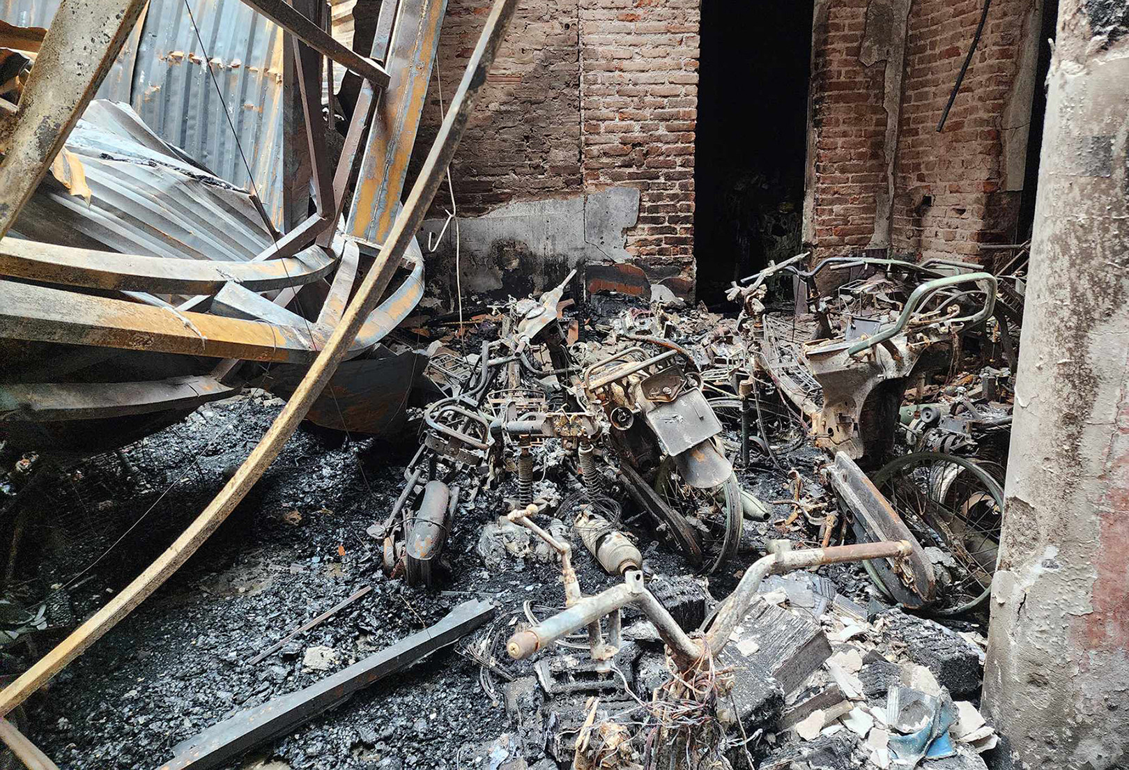 Cháy nhà trọ ở Trung Kính: Hà Nội hỗ trợ gia đình có người tử vong 50 triệu đồng-1