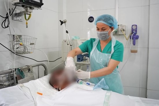 Vụ tạt a-xít khi đang nhậu: 1 người chết, 1 bệnh nhân tiên lượng dè dặt