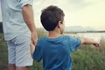 8 điều cha mẹ 'đừng làm' khi nuôi dạy con trai