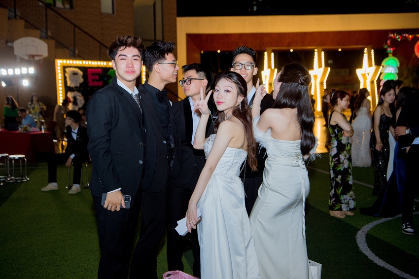 Prom cuối cấp trường người ta: Ai cũng lộng lẫy như hoàng tử công chúa-7