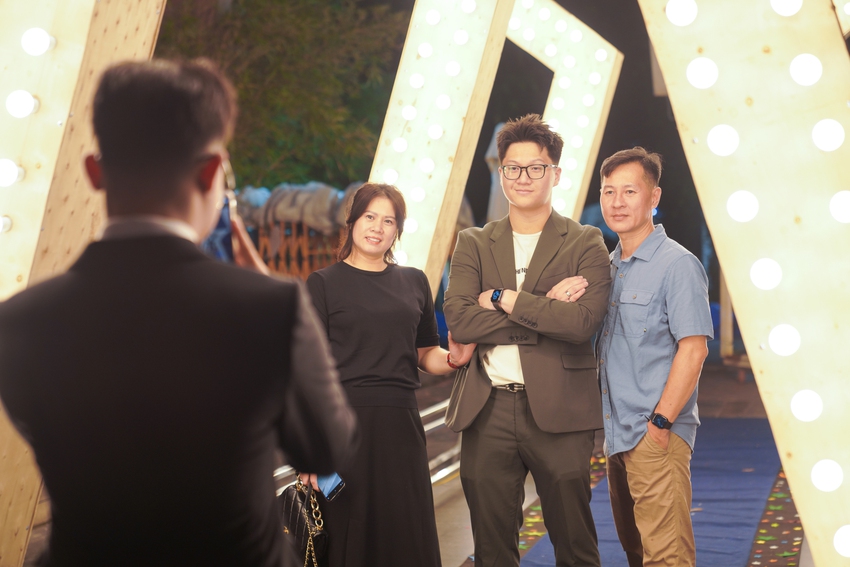 Prom cuối cấp trường người ta: Ai cũng lộng lẫy như hoàng tử công chúa-18