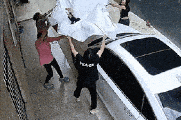 Clip: Người dân phối hợp nâng ô tô giải cứu người phụ nữ bị mắc kẹt-1