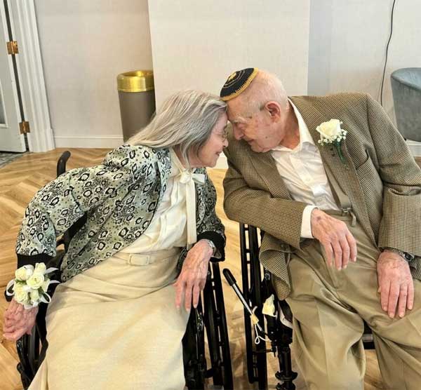 Hai cụ già hơn 100 tuổi kết hôn sau 9 năm hẹn hò-1