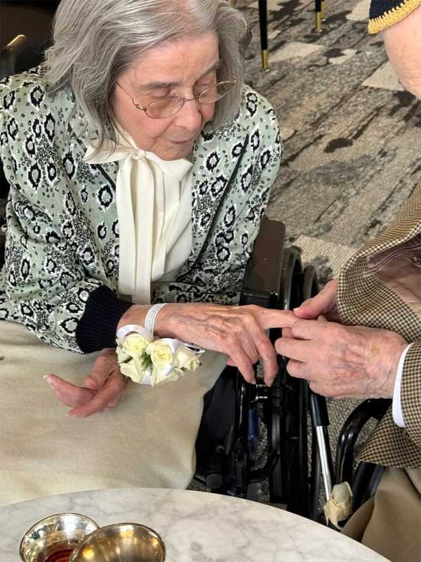 Hai cụ già hơn 100 tuổi kết hôn sau 9 năm hẹn hò-2