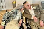 Hai cụ già hơn 100 tuổi kết hôn sau 9 năm hẹn hò