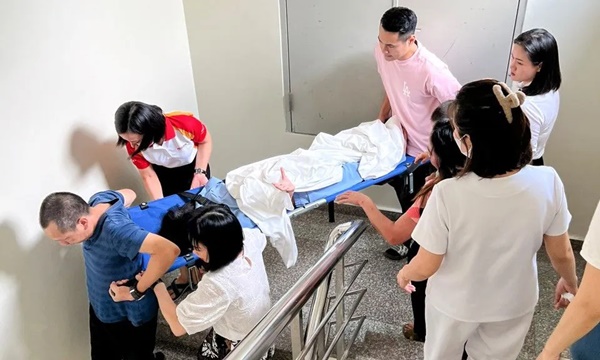 Vụ ong đốt người ở Hải Phòng: Tuyệt đối đừng la hét, đừng xua tay, chuyên gia nói bạn chỉ nên làm duy nhất một điều này-2