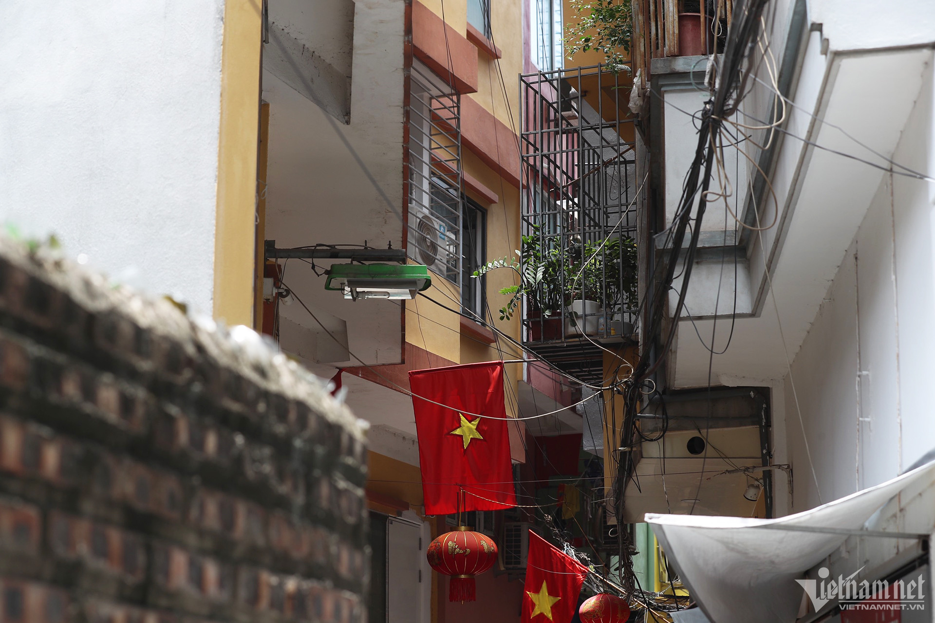 Loạt nhà trọ quây kín thép gai, lồng sắt gần hiện trường vụ cháy 14 người chết-11