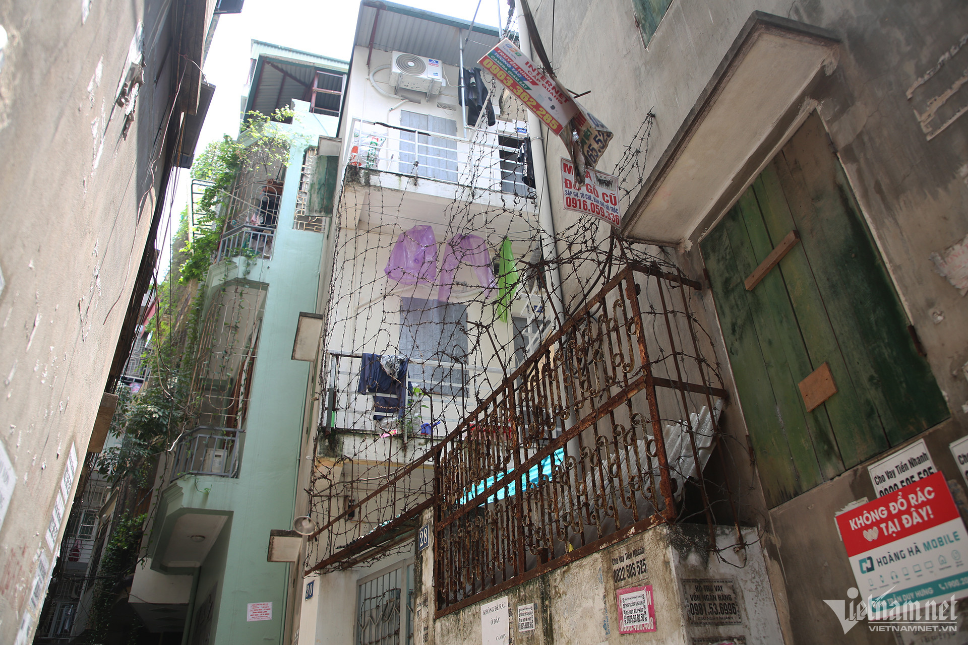 Loạt nhà trọ quây kín thép gai, lồng sắt gần hiện trường vụ cháy 14 người chết-4