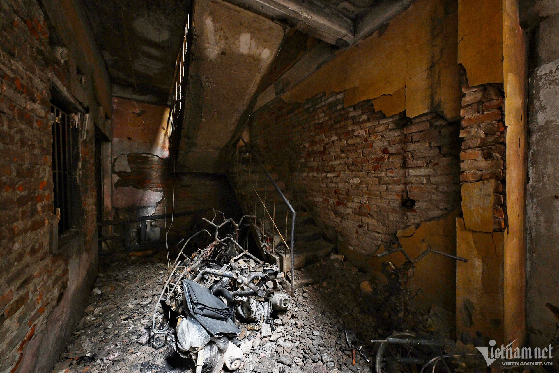 Loạt nhà trọ quây kín thép gai, lồng sắt gần hiện trường vụ cháy 14 người chết-2