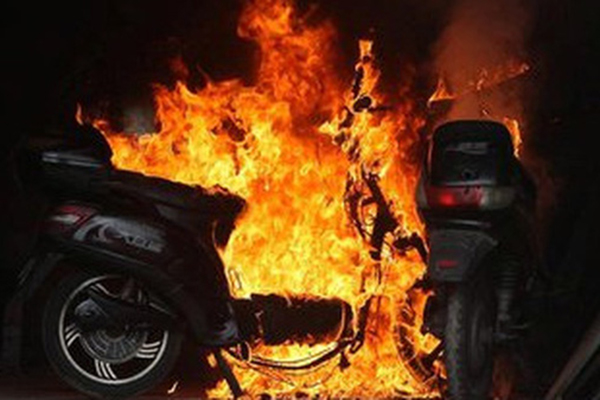 Xe điện phát nổ kinh hoàng trên phố, người đàn ông thoát nạn gang tấc-1