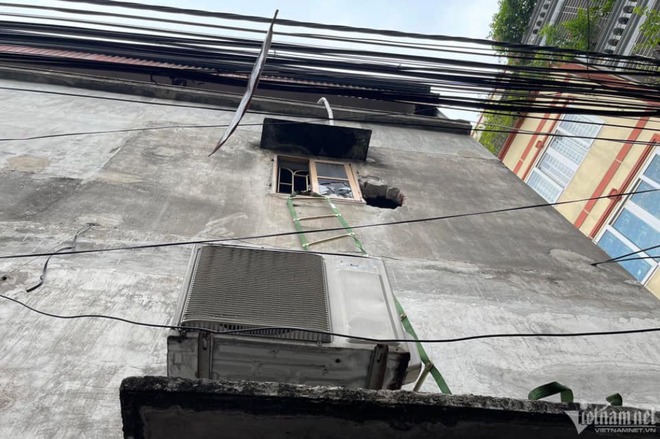Nhóm thanh niên bắc thang, đập tường hỗ trợ giải cứu nạn nhân vụ cháy: Không ai biết ai, chỉ cùng nhau leo lên-2