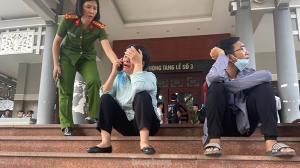 Nước mắt của những người mẹ mất con trong vụ cháy nhà trọ ở Trung Kính-1