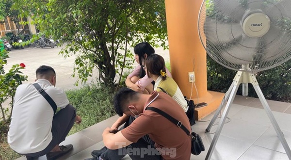 Nước mắt của những người mẹ mất con trong vụ cháy nhà trọ ở Trung Kính-8