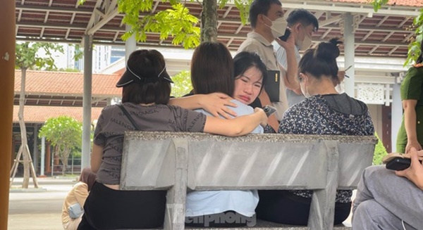 Nước mắt của những người mẹ mất con trong vụ cháy nhà trọ ở Trung Kính-9