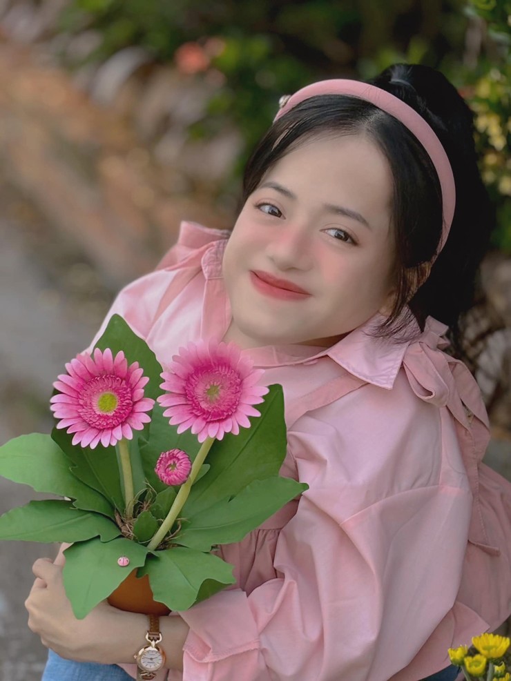 Cô gái mắc bệnh xương thủy tinh làm hoa giấy, có sản phẩm bán giá cả triệu đồng-1