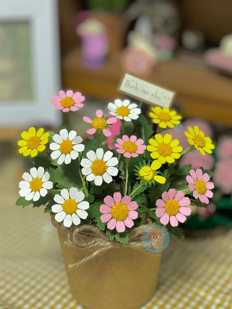 Cô gái mắc bệnh xương thủy tinh làm hoa giấy, có sản phẩm bán giá cả triệu đồng-2