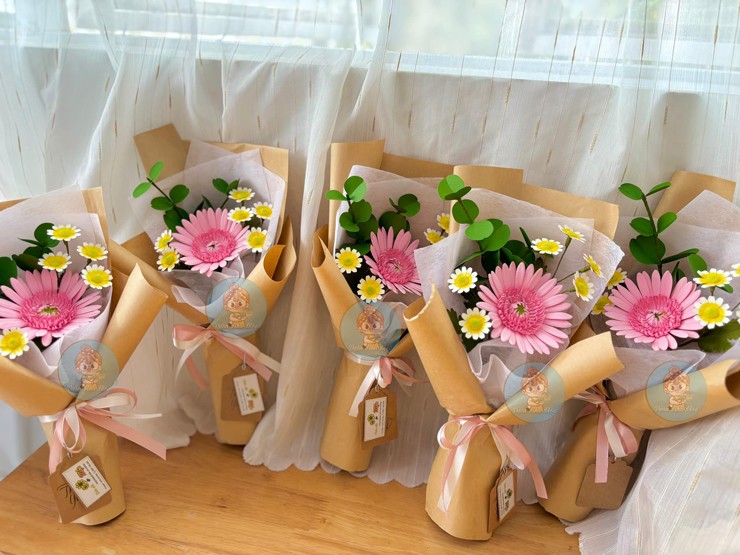 Cô gái mắc bệnh xương thủy tinh làm hoa giấy, có sản phẩm bán giá cả triệu đồng-3