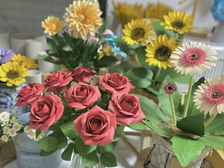 Cô gái mắc bệnh xương thủy tinh làm hoa giấy, có sản phẩm bán giá cả triệu đồng-4