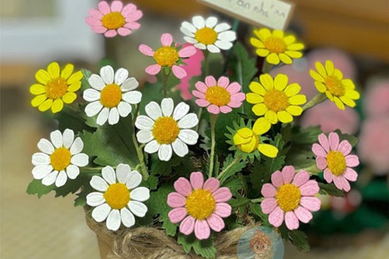 Cô gái mắc bệnh xương thủy tinh làm hoa giấy, có sản phẩm bán giá cả triệu đồng