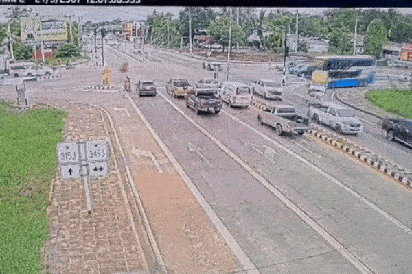 Clip: Xe buýt mất kiểm soát tông trúng nhiều phương tiện dừng đèn đỏ