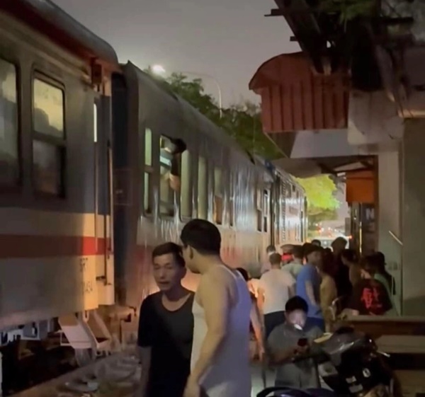 Hà Nội: Cố vượt qua lối đi tự mở, nam thanh niên bị tàu hỏa tông dẫn đến nguy kịch-1