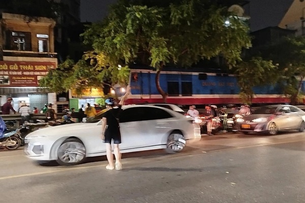 Hà Nội: Cố vượt qua lối đi tự mở, nam thanh niên bị tàu hỏa tông dẫn đến nguy kịch-2