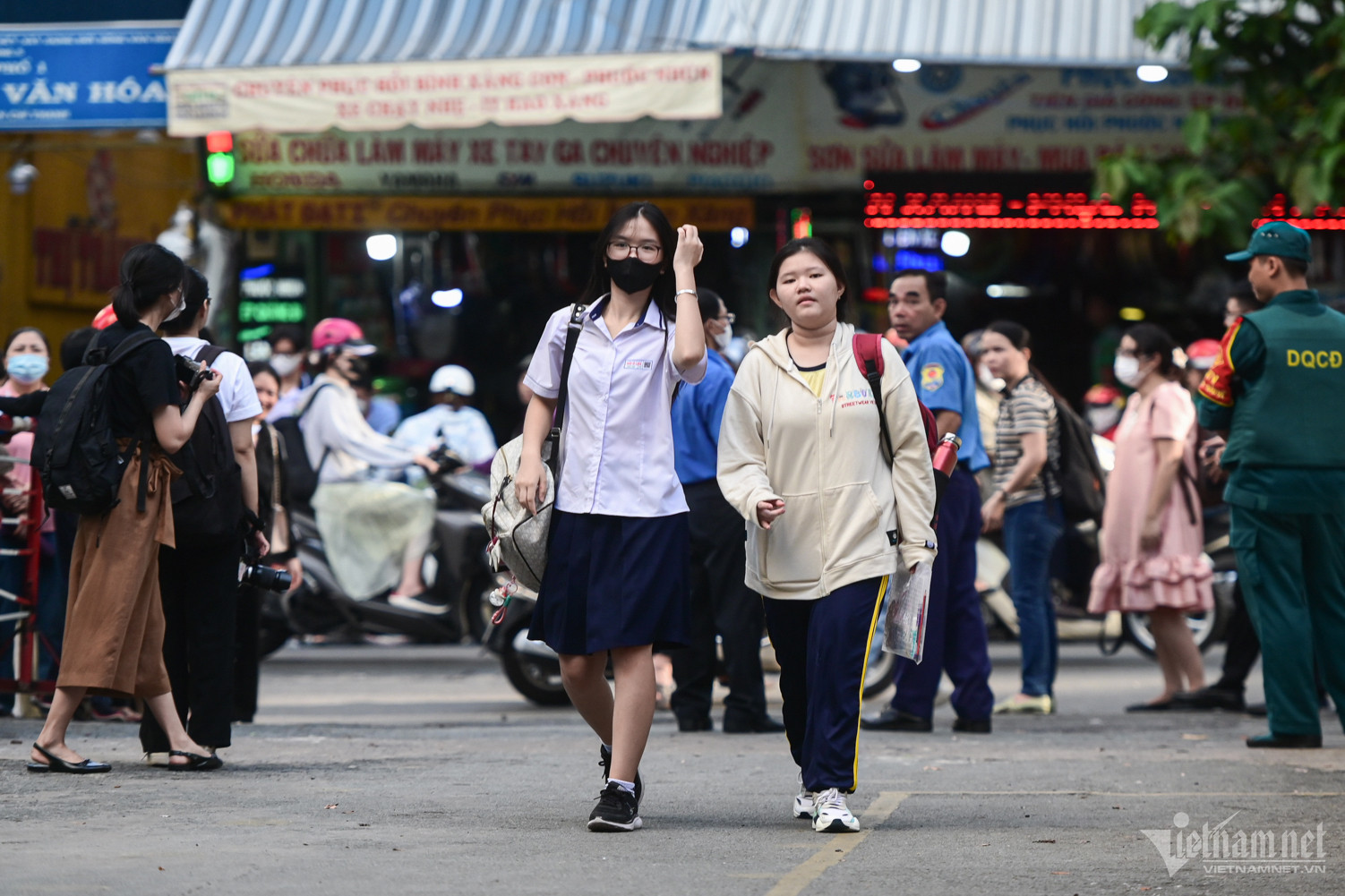 Thí sinh, phụ huynh hồi hộp bước vào kỳ thi lớp 10 Phổ thông Năng khiếu TPHCM-1