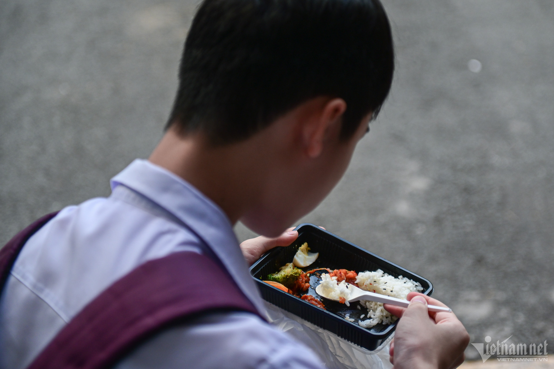 Thí sinh, phụ huynh hồi hộp bước vào kỳ thi lớp 10 Phổ thông Năng khiếu TPHCM-6