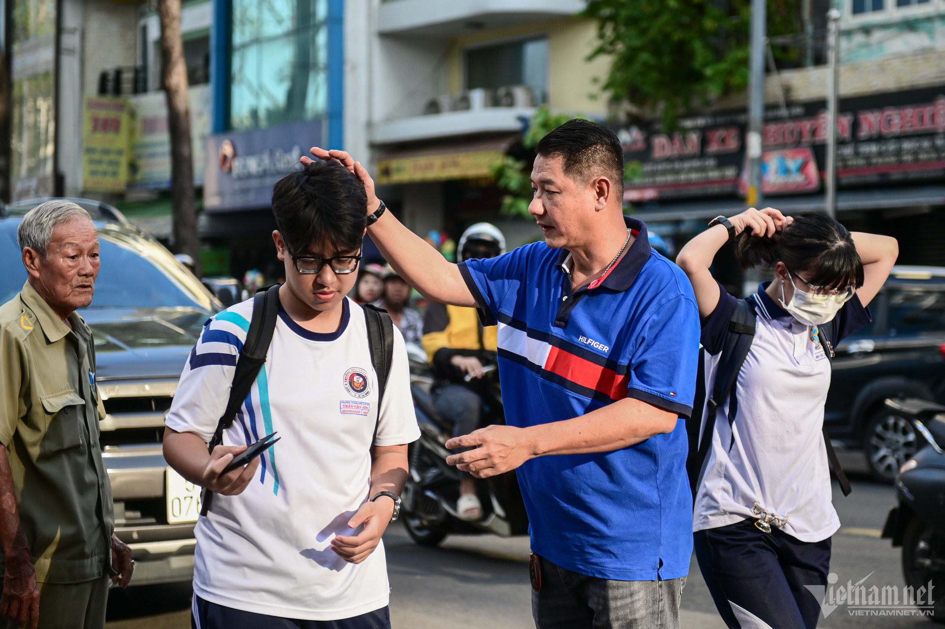 Thí sinh, phụ huynh hồi hộp bước vào kỳ thi lớp 10 Phổ thông Năng khiếu TPHCM-8