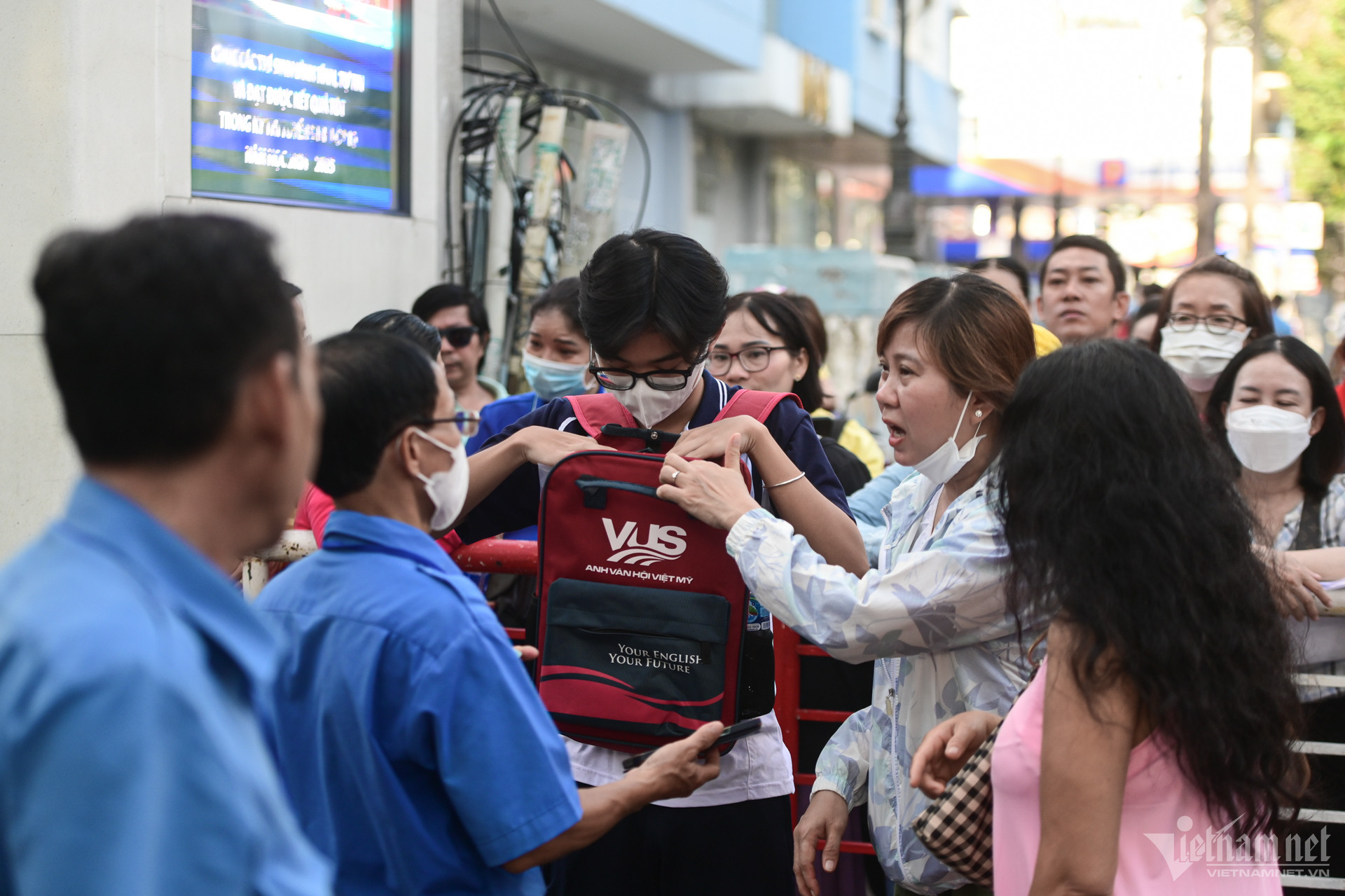 Thí sinh, phụ huynh hồi hộp bước vào kỳ thi lớp 10 Phổ thông Năng khiếu TPHCM-9