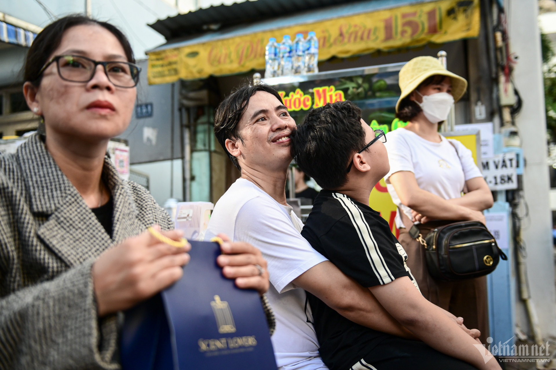 Thí sinh, phụ huynh hồi hộp bước vào kỳ thi lớp 10 Phổ thông Năng khiếu TPHCM-12