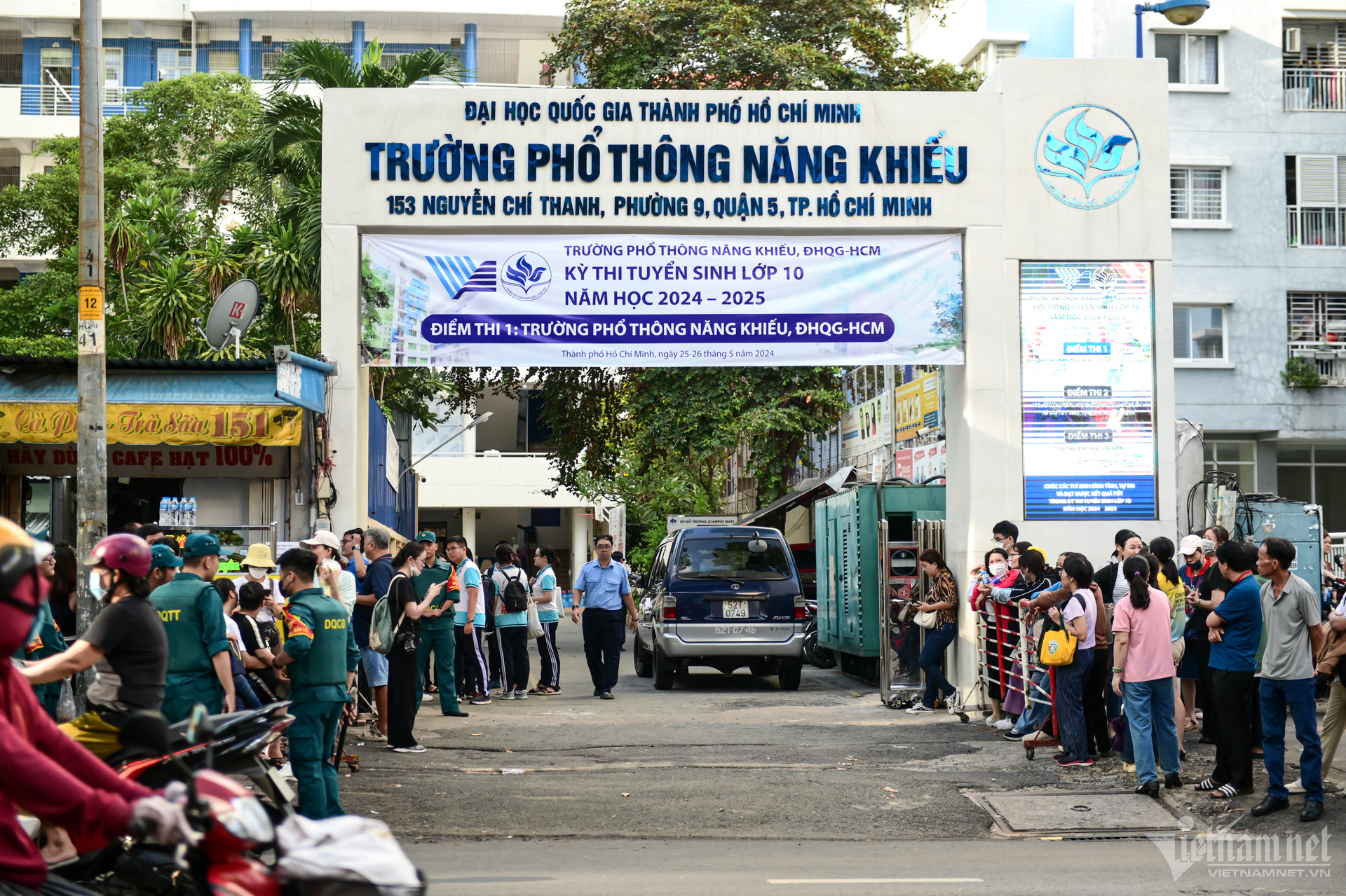 Thí sinh, phụ huynh hồi hộp bước vào kỳ thi lớp 10 Phổ thông Năng khiếu TPHCM-13