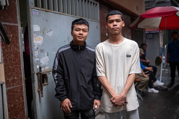 Hai người hùng trở về khu nhà trọ thắp hương cho những người xấu số trong vụ cháy ở Hà Nội-1