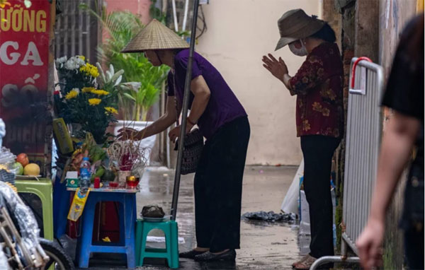 Hai người hùng trở về khu nhà trọ thắp hương cho những người xấu số trong vụ cháy ở Hà Nội-3