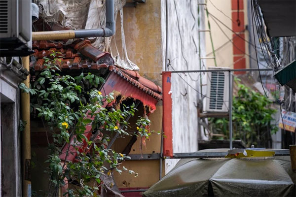 Xót xa không khí tang thương tại con ngõ, một ngày sau khi xảy ra vụ cháy khiến 14 người tử vong-1