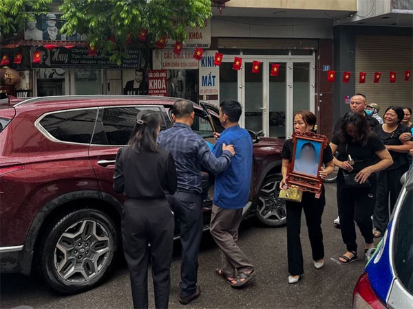 Xót xa không khí tang thương tại con ngõ, một ngày sau khi xảy ra vụ cháy khiến 14 người tử vong-2