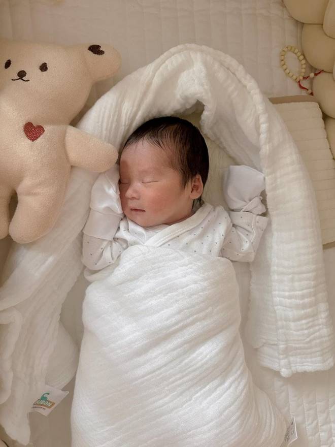 Con trai lai 2 dòng máu của Sam mắt một mí điển trai, được khen giống hệt bố quốc tịch Hàn-1