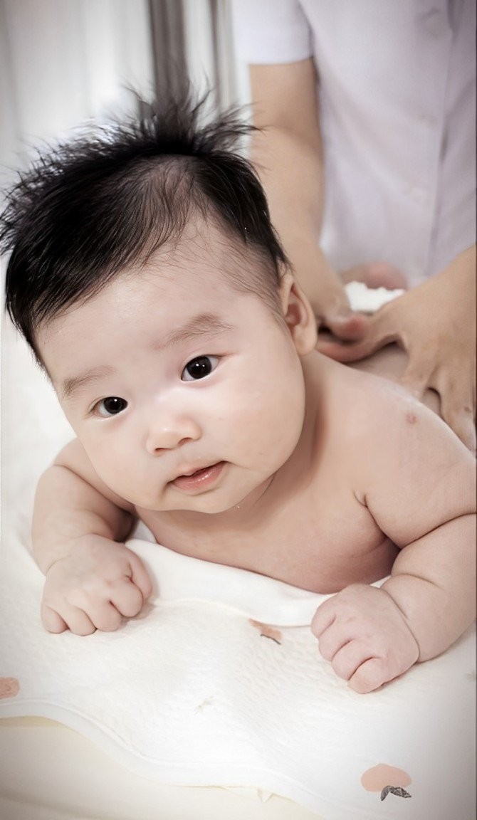 Con trai lai 2 dòng máu của Sam mắt một mí điển trai, được khen giống hệt bố quốc tịch Hàn-2