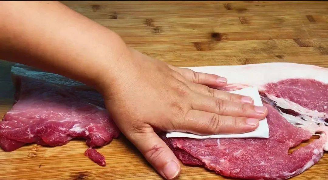 Tại sao phải phủ giẻ lên miếng thịt lợn ở chợ, người bán hàng tiết lộ lý do-2