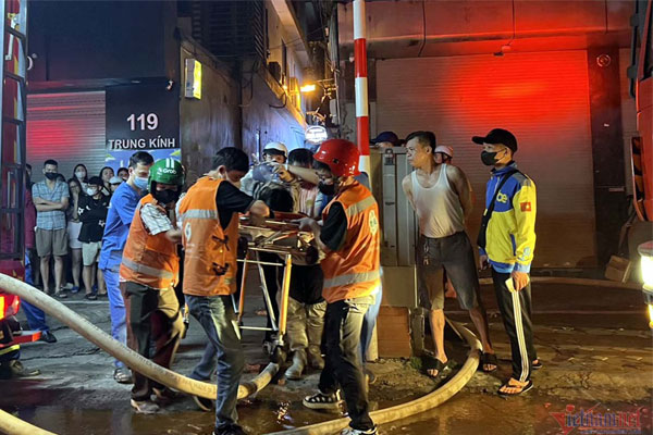 Vụ cháy Trung Kính: Cập nhật mới nhất về sức khỏe 2 vợ chồng cố thủ trong nhà tắm-2