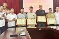 Khen thưởng 4 người hùng leo thang, đập tường cứu người khỏi vụ cháy nhà trọ