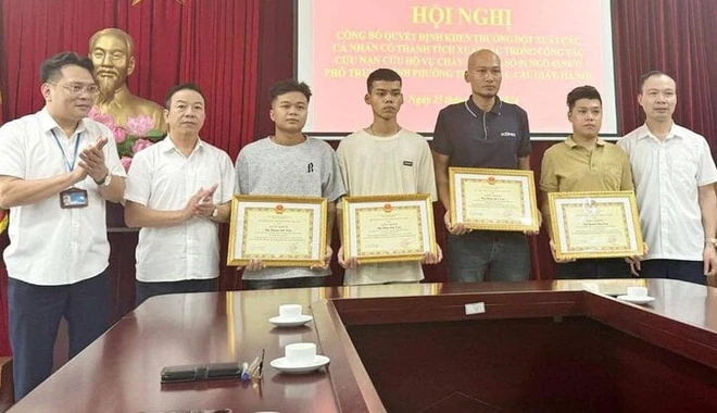 Khen thưởng 4 người hùng leo thang, đập tường cứu người khỏi vụ cháy nhà trọ-1